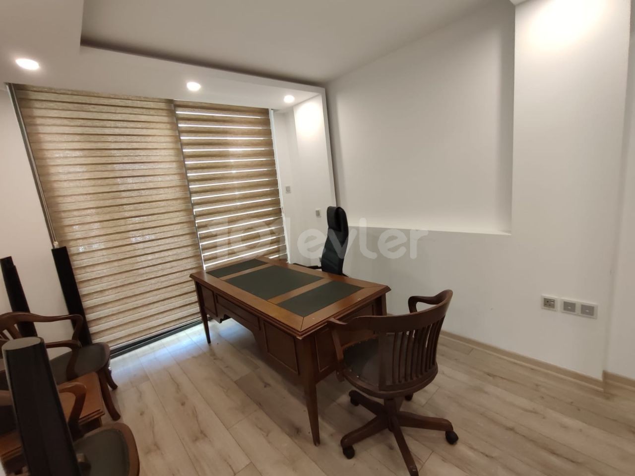 4+1 Penthouse for Rent with Large Ensuite in a Complex with Pool in Kyrenia Center