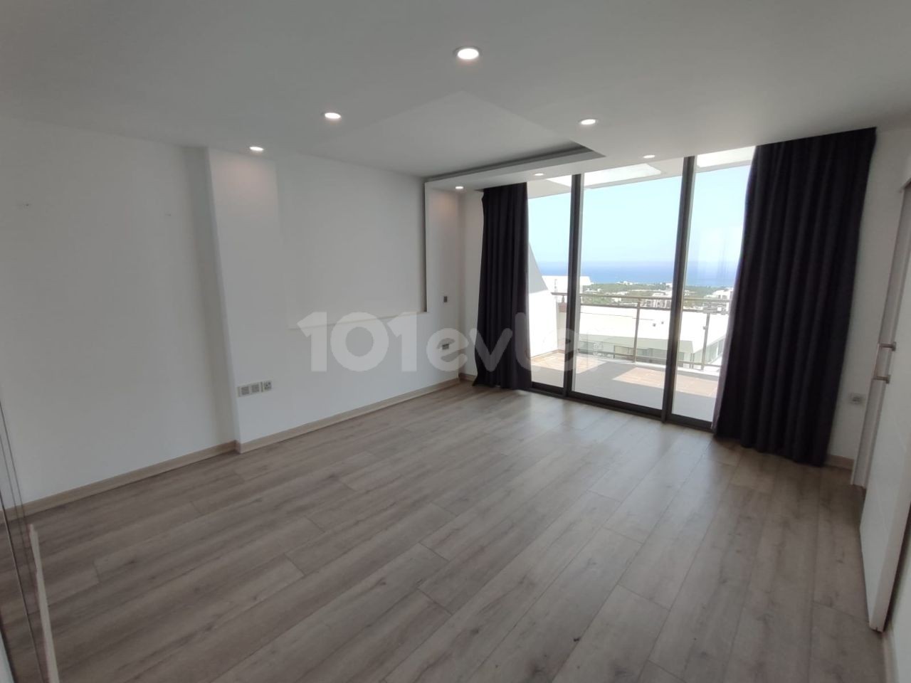 4+1 Penthouse for Rent with Large Ensuite in a Complex with Pool in Kyrenia Center