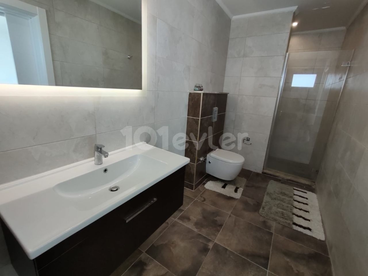 Girne Merkezde Havuzlu Site İçinde Geniş  Ensuite Kiralık 4+1 Penthouse 