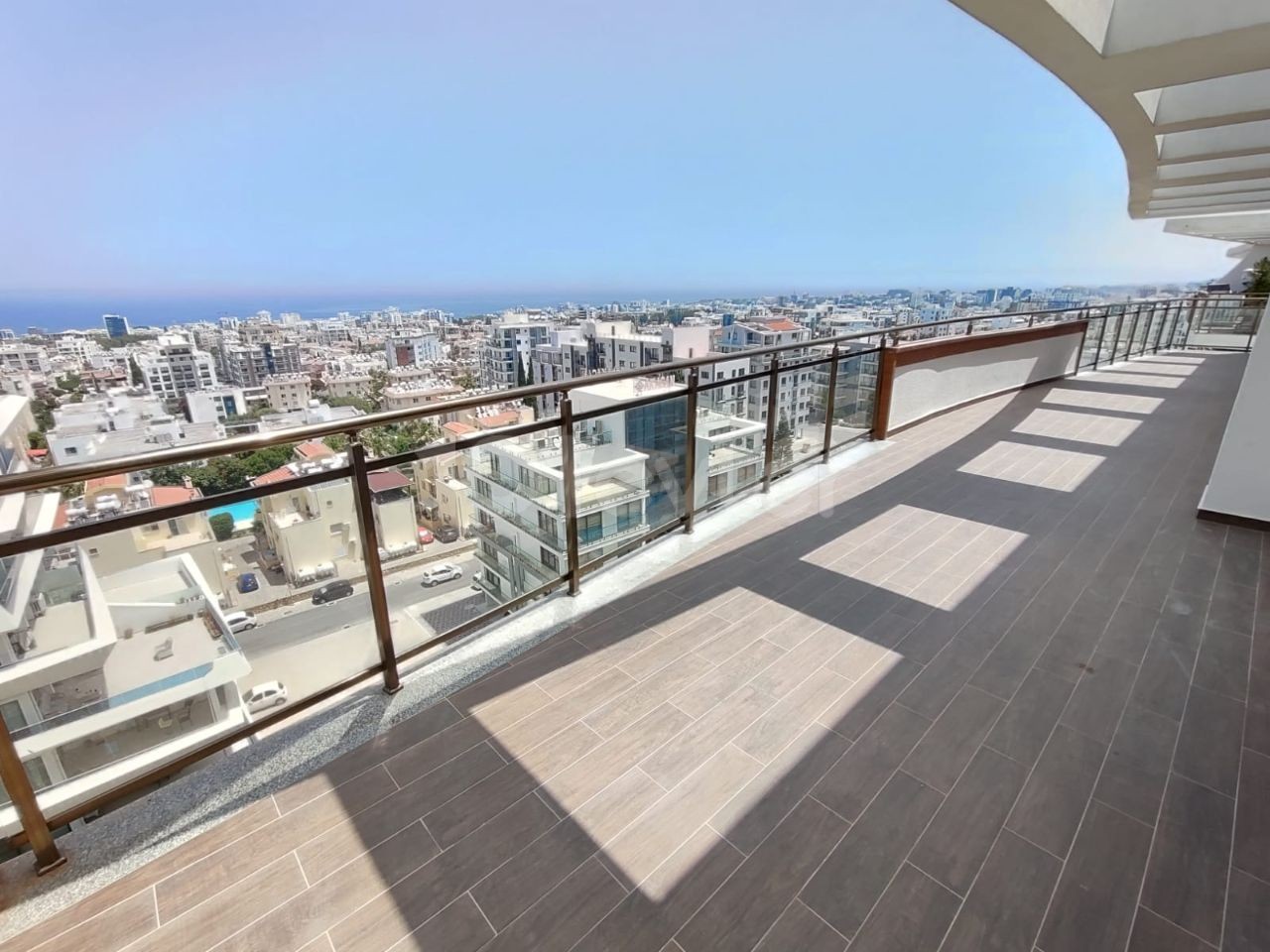 4+1 Penthouse zu vermieten mit geräumigem Bad auf einem Grundstück mit Pool im Zentrum von Kyrenia