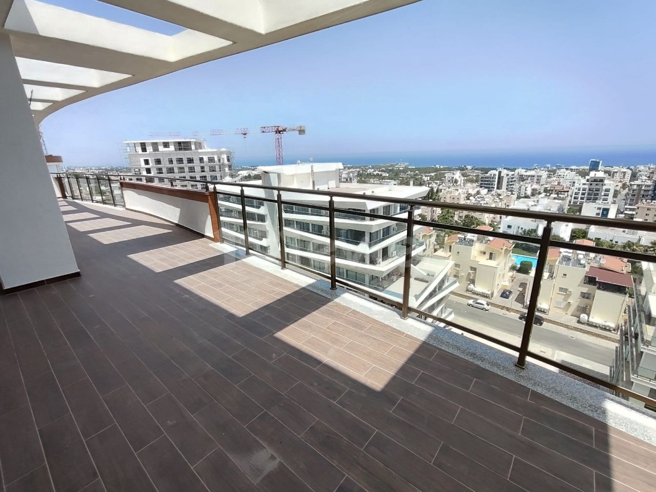 4+1 Penthouse zu vermieten mit geräumigem Bad auf einem Grundstück mit Pool im Zentrum von Kyrenia