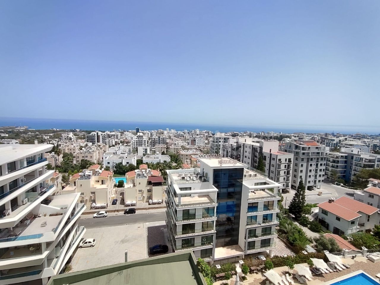 4+1 Penthouse zu vermieten mit geräumigem Bad auf einem Grundstück mit Pool im Zentrum von Kyrenia