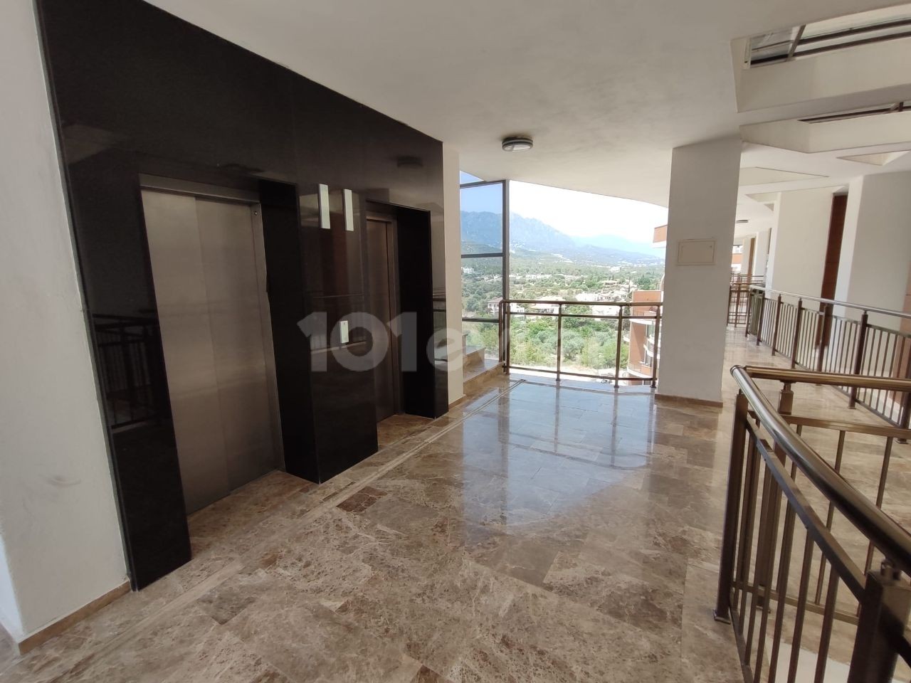 4+1 Penthouse zu vermieten mit geräumigem Bad auf einem Grundstück mit Pool im Zentrum von Kyrenia