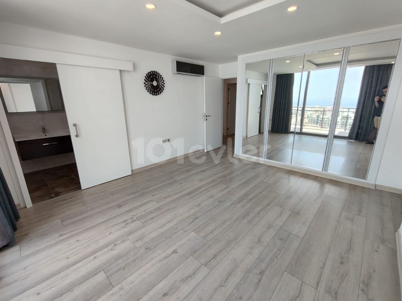 4+1 Penthouse for Rent with Large Ensuite in a Complex with Pool in Kyrenia Center