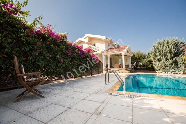 Villa for sale  with pool in Alsancak