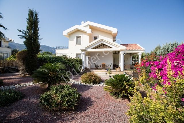 Necat British College yakın  satılık  3+1 villa