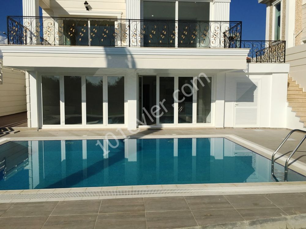 Girne Zeytinlik'te Mükemmel Lokasyonda Triplex Modern Satılık Villa