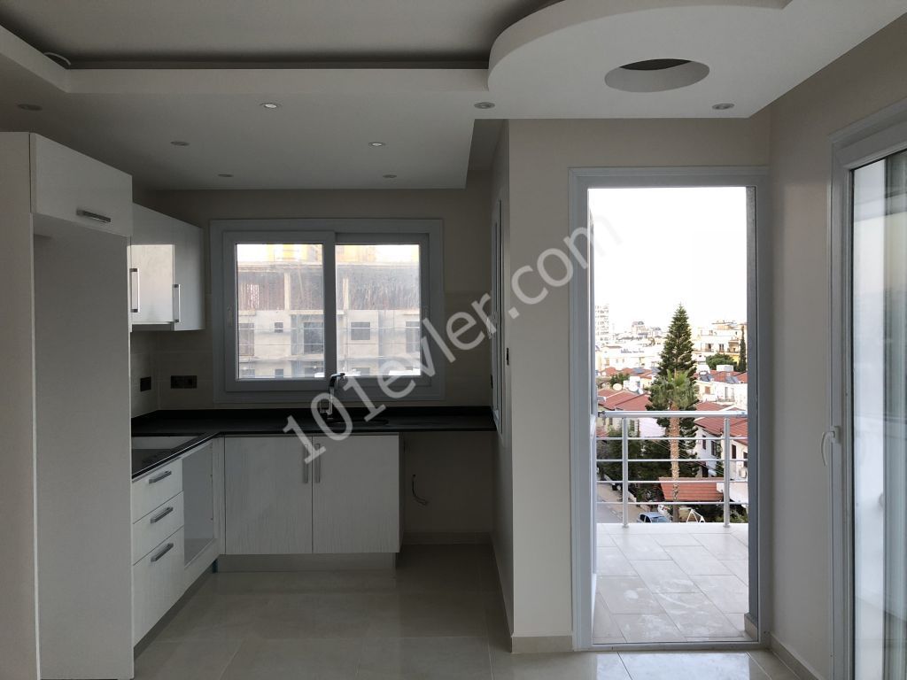 GİRNE  MERKEZDE 80.000 STG TÜRK KOÇANLI 2+1 ÖZEL DEKORASYONLU DAİRE