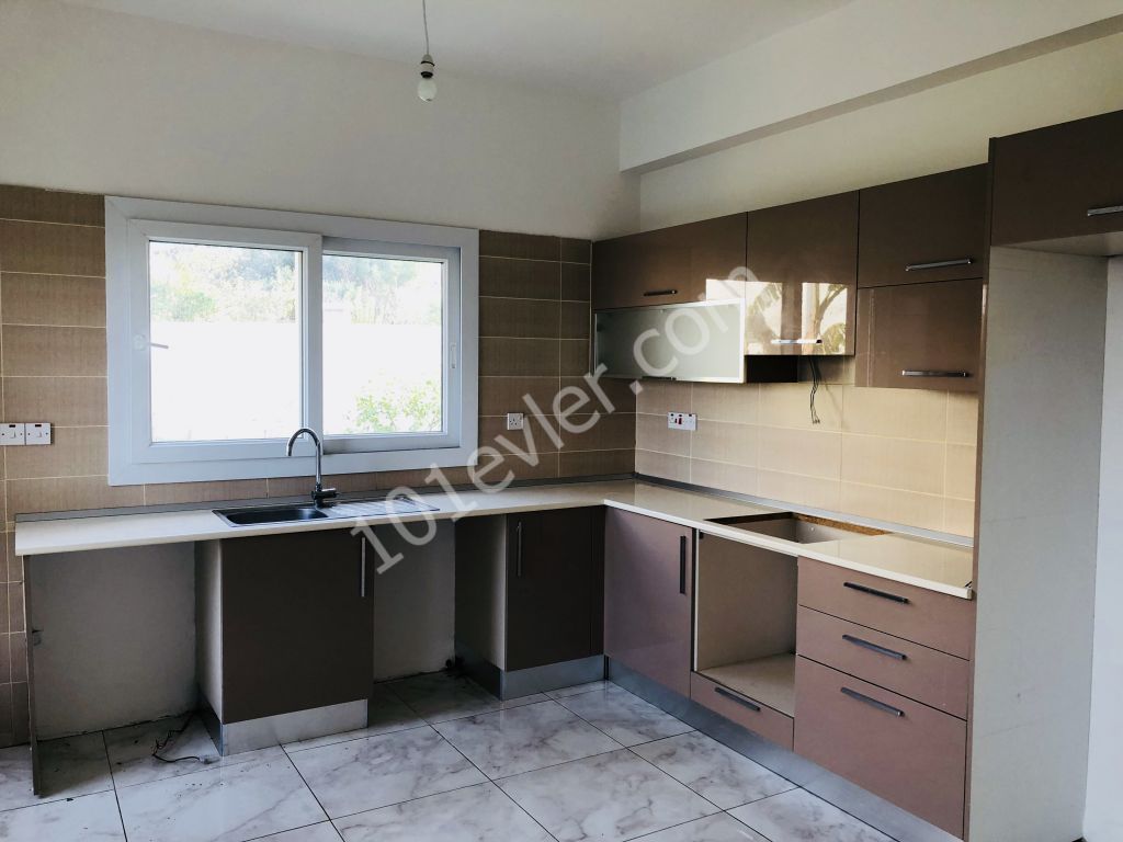 KIBRIS  GİRNE ALSANCAK TA ESCAPE HOMES TA 3.200 TL   BAHÇELİ  3+1 EŞYASIZ DAİRE