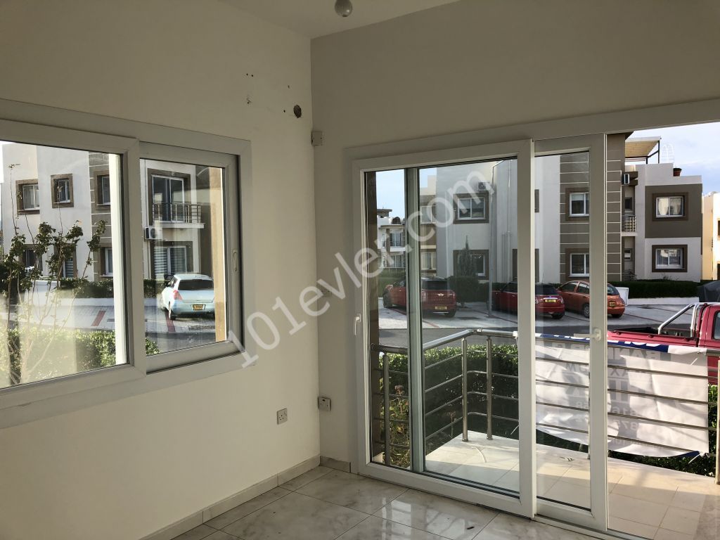 KIBRIS  GİRNE ALSANCAK TA ESCAPE HOMES TA 3.200 TL   BAHÇELİ  3+1 EŞYASIZ DAİRE