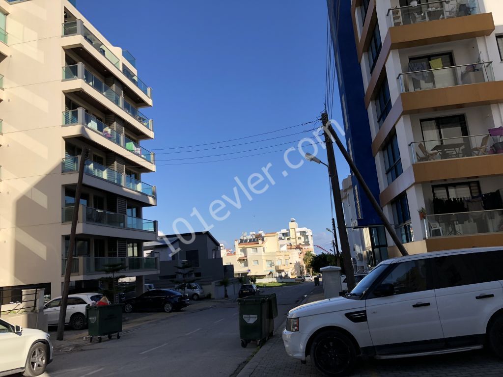 GİRNE MERKEZ DE , KIYMETLİ DÜKKANI DA OLAN  SATILIK APARTMAN