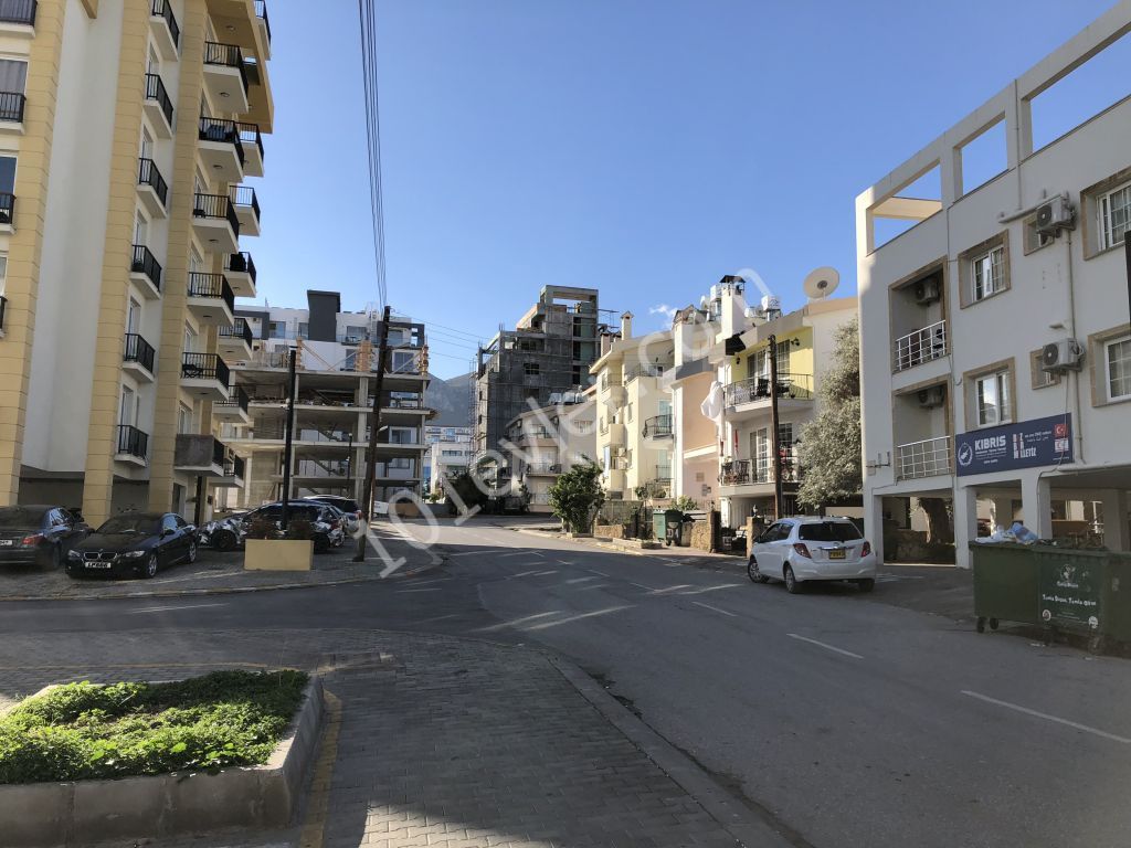 GİRNE MERKEZ DE , KIYMETLİ DÜKKANI DA OLAN  SATILIK APARTMAN