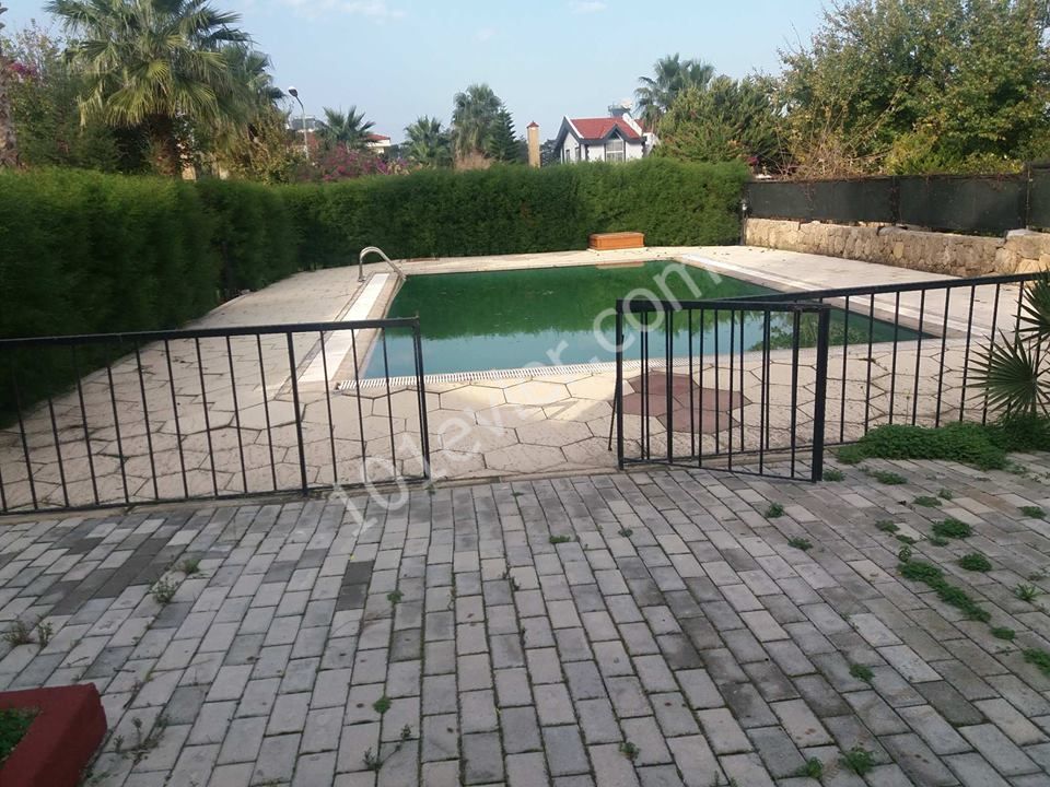 Lapta'da kiralık havuzlu villa