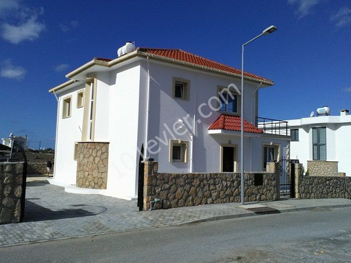 Karşıyaka'da kiralık havuzlu villa