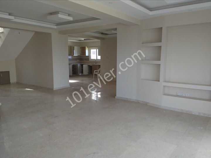 Karşıyaka'da kiralık havuzlu villa