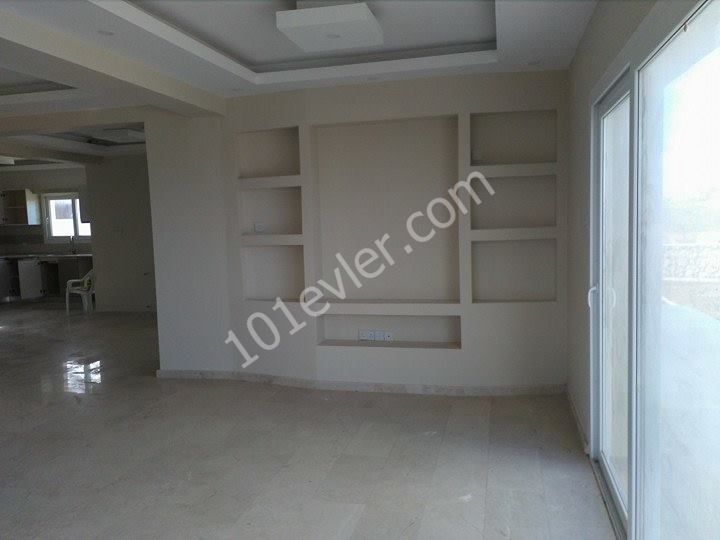 Karşıyaka'da kiralık havuzlu villa