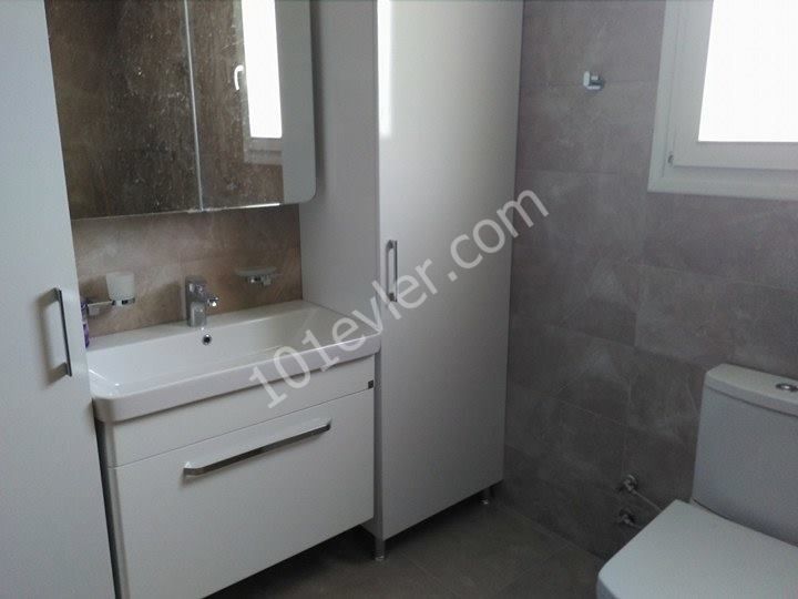 Karşıyaka'da kiralık havuzlu villa