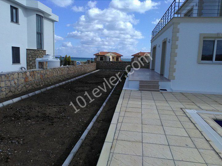 Karşıyaka'da kiralık havuzlu villa