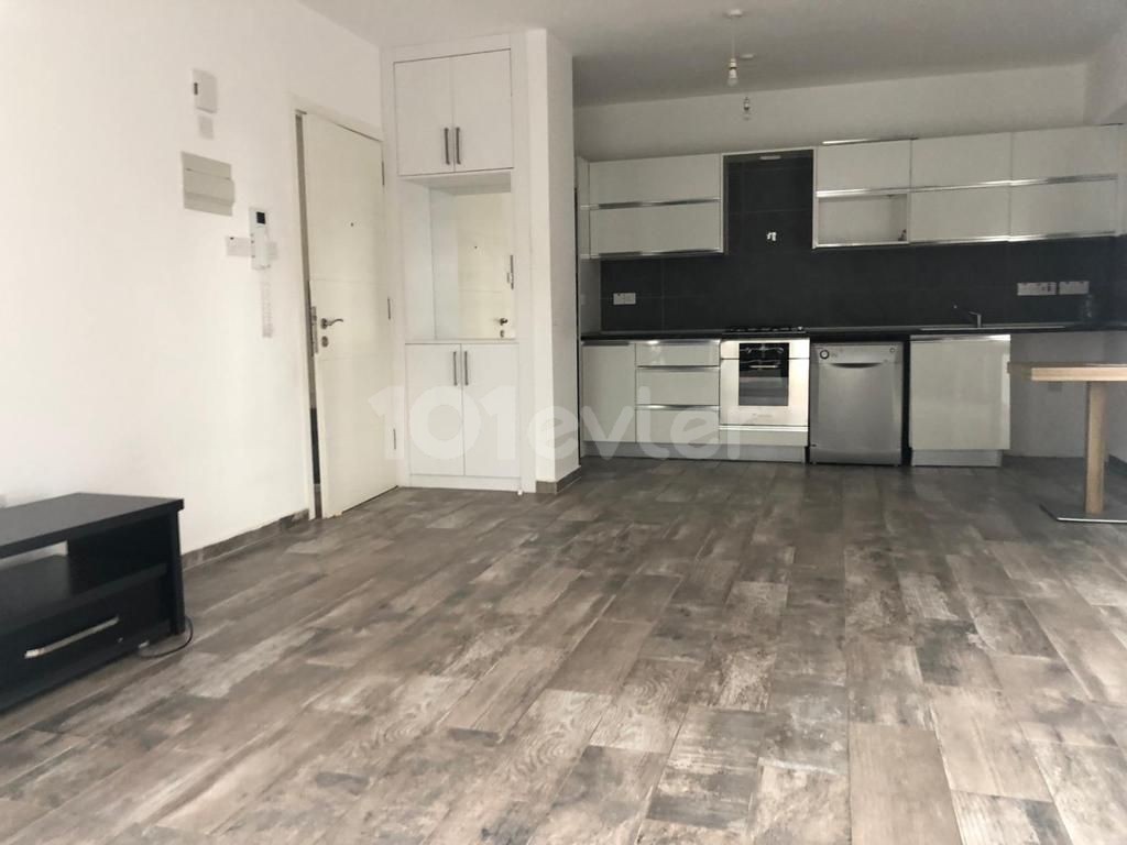 FAMAGUSTA - SAKARYA - 2 SCHLAFZIMMER HALB MÖBLIERTE WOHNUNG ***£64. 000*** 