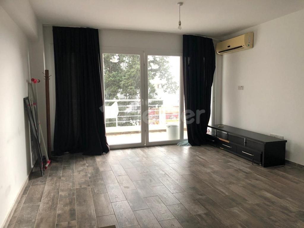 FAMAGUSTA - SAKARYA - 2 SCHLAFZIMMER HALB MÖBLIERTE WOHNUNG ***£64. 000*** 