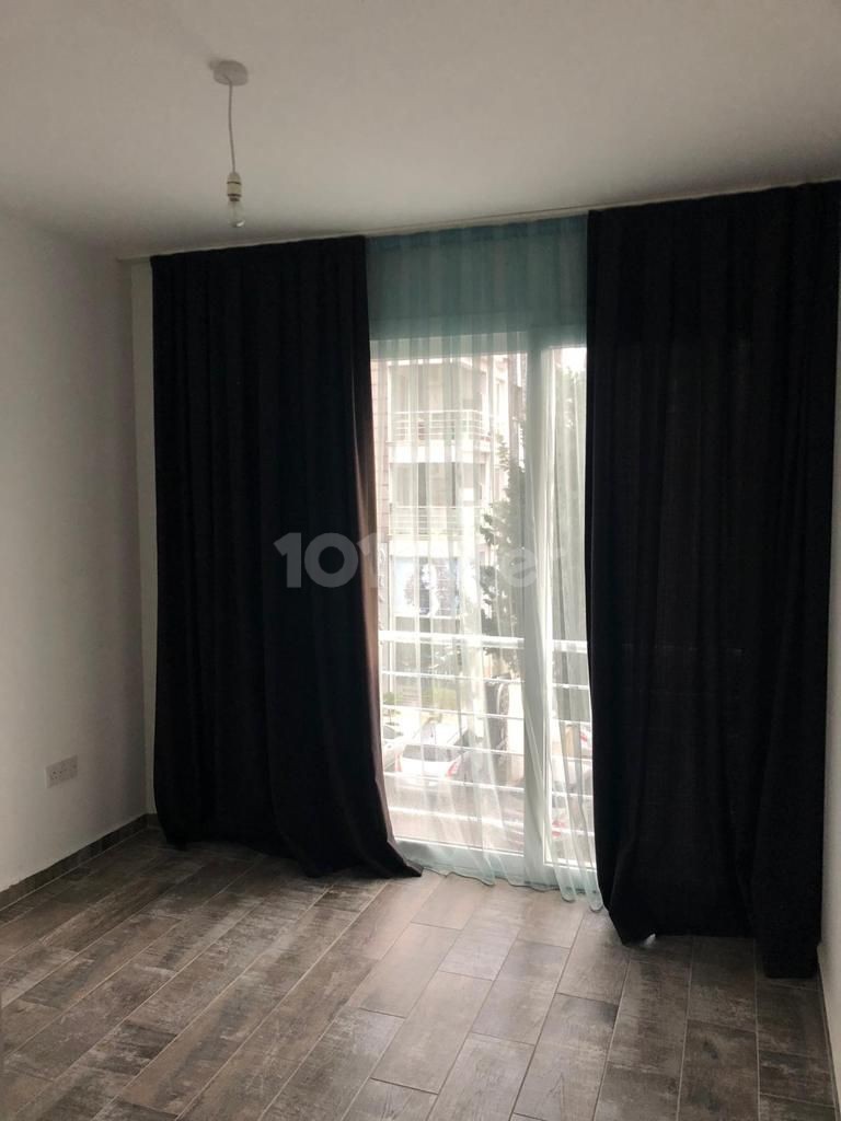 FAMAGUSTA - SAKARYA - 2 SCHLAFZIMMER HALB MÖBLIERTE WOHNUNG ***£64. 000*** 