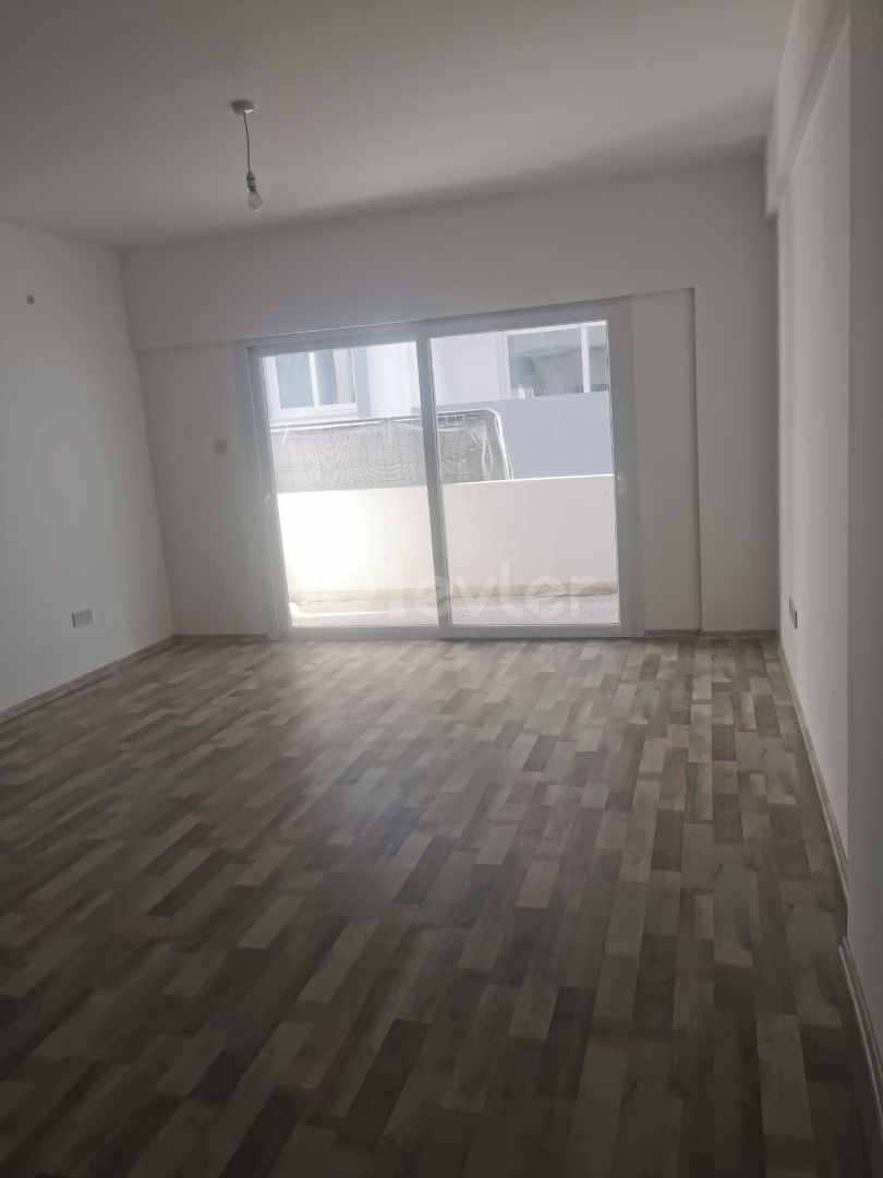 2 SCHLAFZIMMER WOHNUNG ZU VERKAUFEN IN FAMAGUSTA *** £65. 000 ***