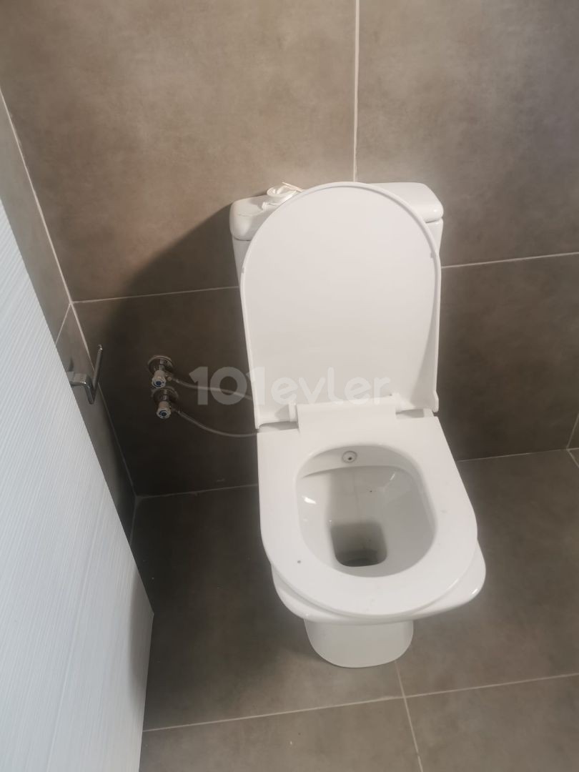 2 SCHLAFZIMMER WOHNUNG ZU VERKAUFEN IN FAMAGUSTA *** £65. 000 ***