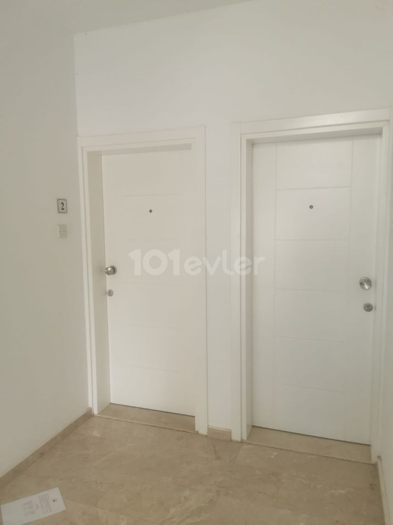 2 SCHLAFZIMMER WOHNUNG ZU VERKAUFEN IN FAMAGUSTA *** £65. 000 ***