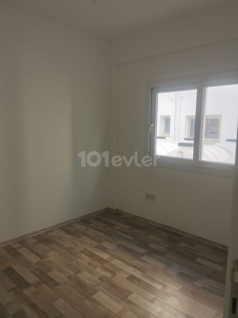 2 SCHLAFZIMMER WOHNUNG ZU VERKAUFEN IN FAMAGUSTA *** £65. 000 ***