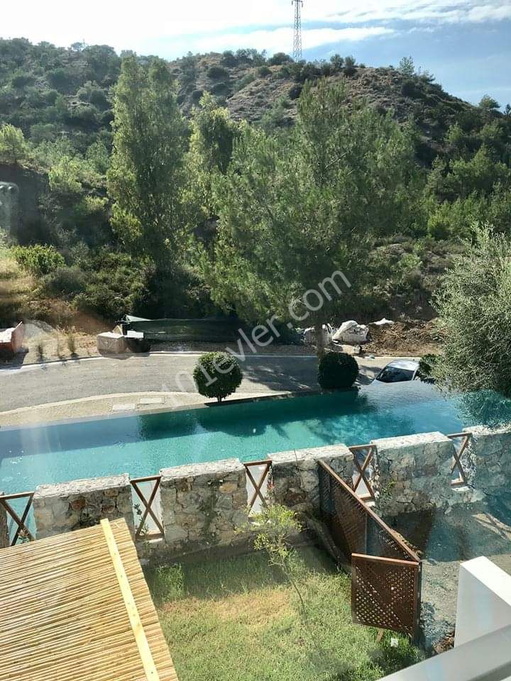 Girne'de Bellapais yolu  Yarı  müstakil  Vıllalar Satılık +90 533 841 76 78