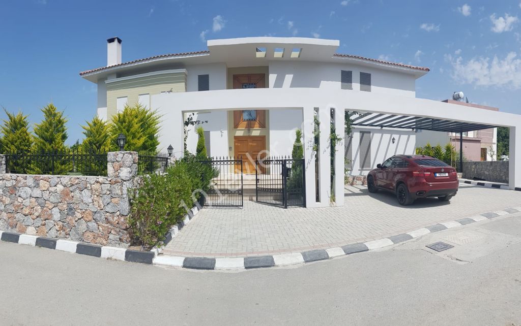 Girne Alsancak'ta 4+2 Modern Villa  Satılık 