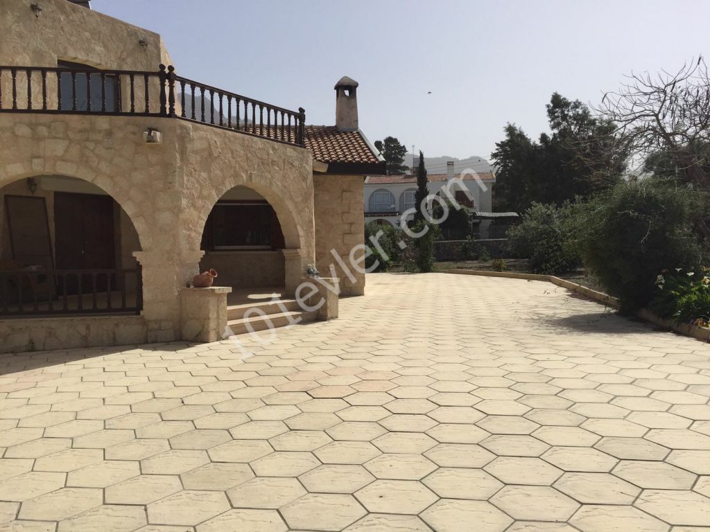 Karşıyaka  3+1 Villa Satılık +90 533 841 76 78 