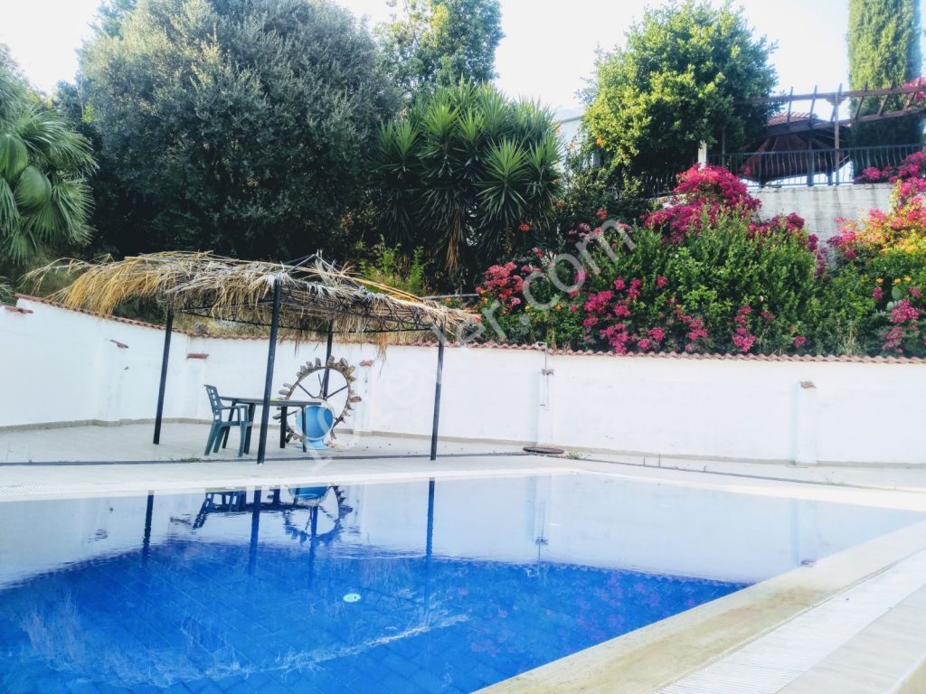 Alsancak'ta 5+3 Havuzlu Villa Satılık +90 533 841 76 78