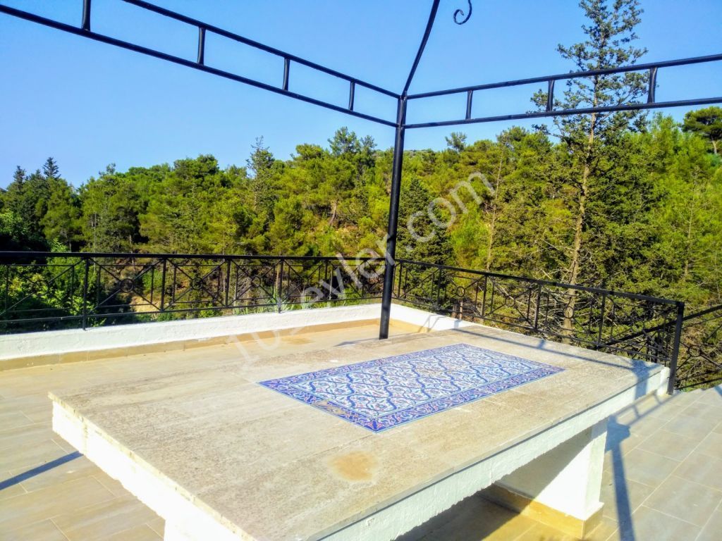 5 bedroom Villa for sale in Alsancak (Kyrenia district)