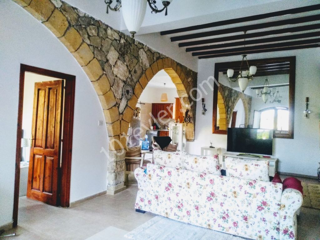 5 bedroom Villa for sale in Alsancak (Kyrenia district)