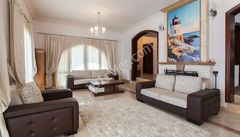 Alsancak 3+1 Havuzlu Villa Satılık 