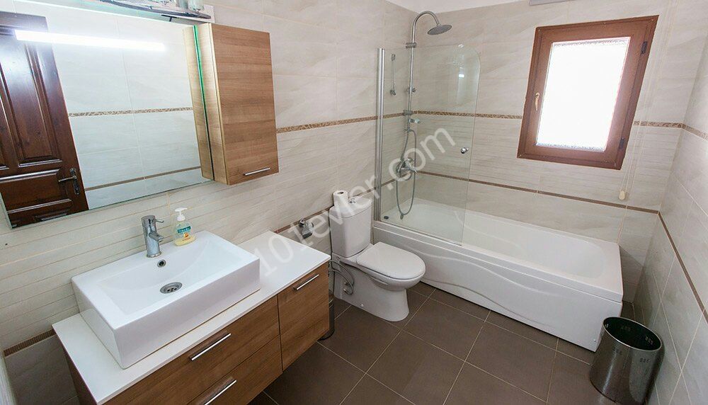 Alsancak 3+1 Havuzlu Villa Satılık 