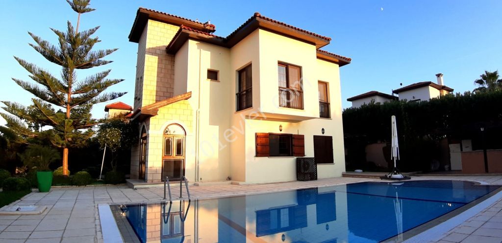 4 bedroom Villa for sale in Çatalköy (Kyrenia district)