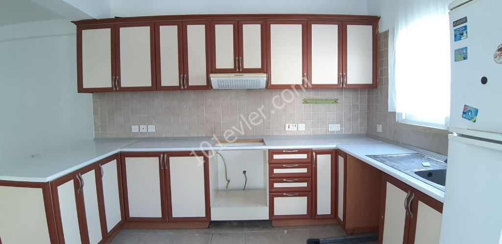 3 bedroom unfurnished apartment for rent in Kyrenia Center