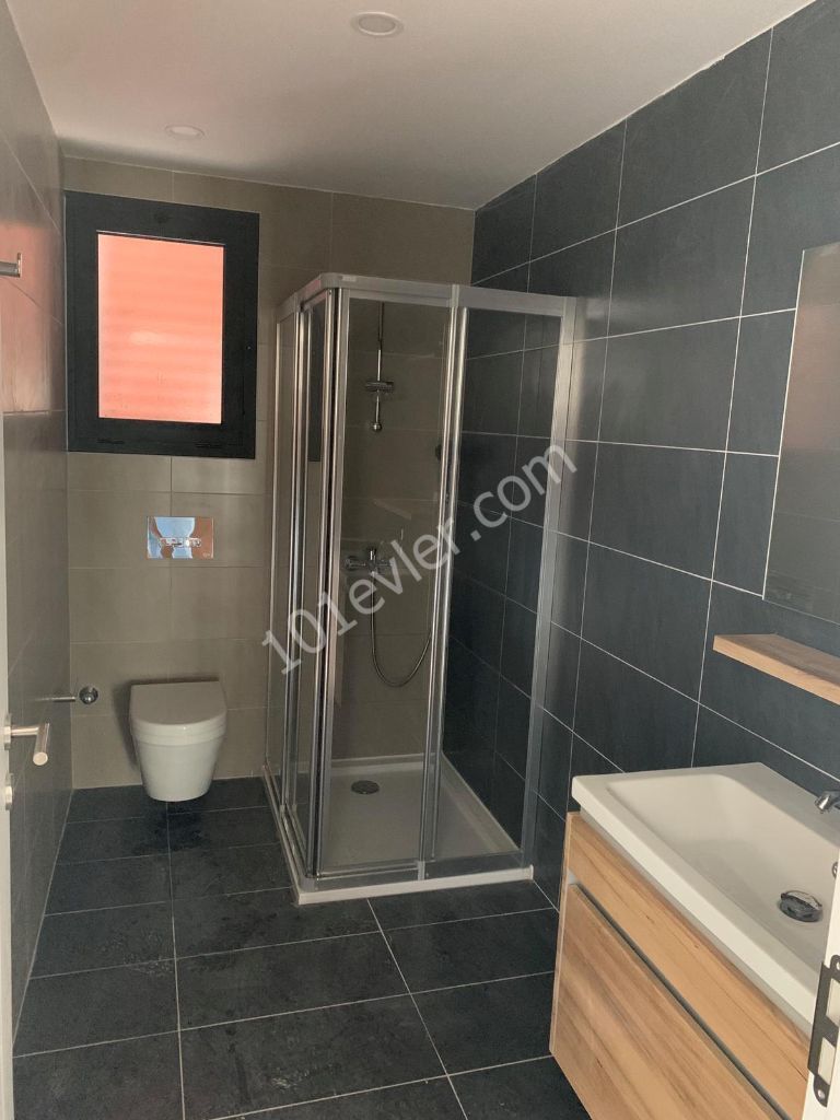 Girne Merkezde Komple Kiralık Yeni Lüks Bina (13 Adet 2+1 Daire)