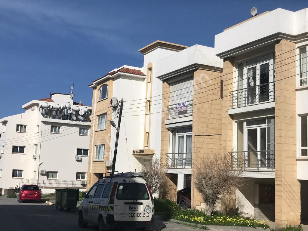 GİRNEDE DENİZE 30 METRE YAKIN  TÜRK KOÇANLI 150 METRE KARE 3+1 SATILIK LÜX DAİRE