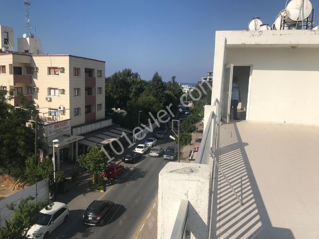 Girne merkezde 2 yatak odalı geniş teraslı satılık penthouse