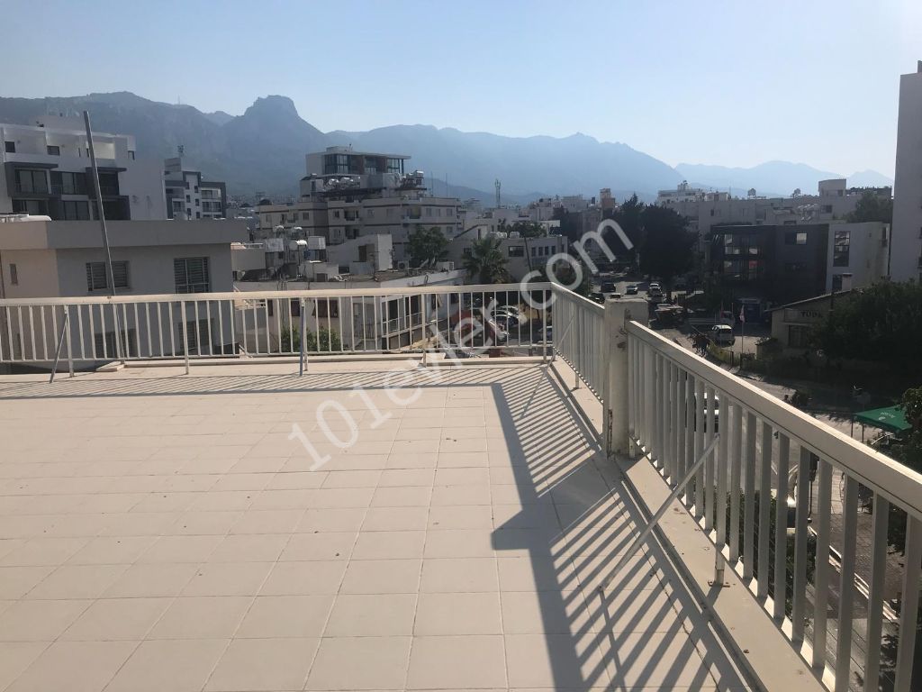 Penthouse zum Verkauf mit großer Terrasse mit 2 Schlafzimmern im Zentrum von Kyrenia ** 