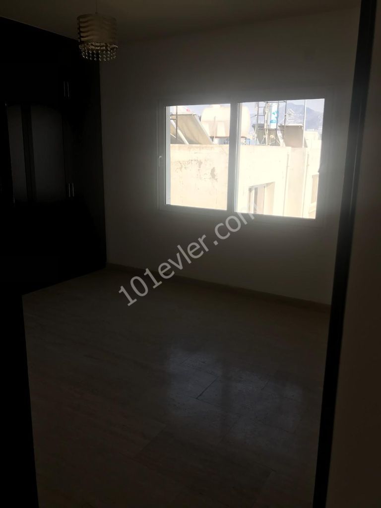 Girne merkezde 2 yatak odalı geniş teraslı satılık penthouse