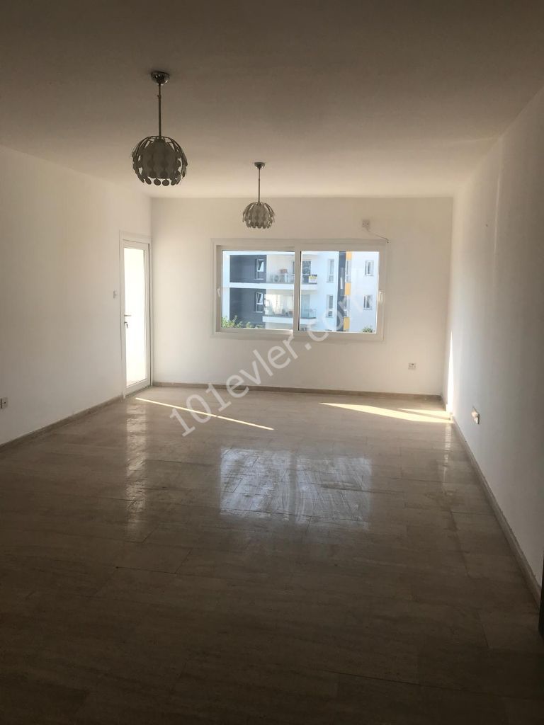 Girne merkezde 2 yatak odalı geniş teraslı satılık penthouse