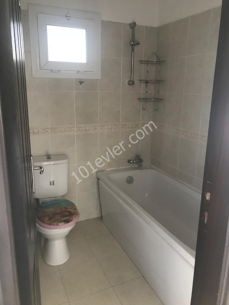 Girne merkezde 2 yatak odalı geniş teraslı satılık penthouse