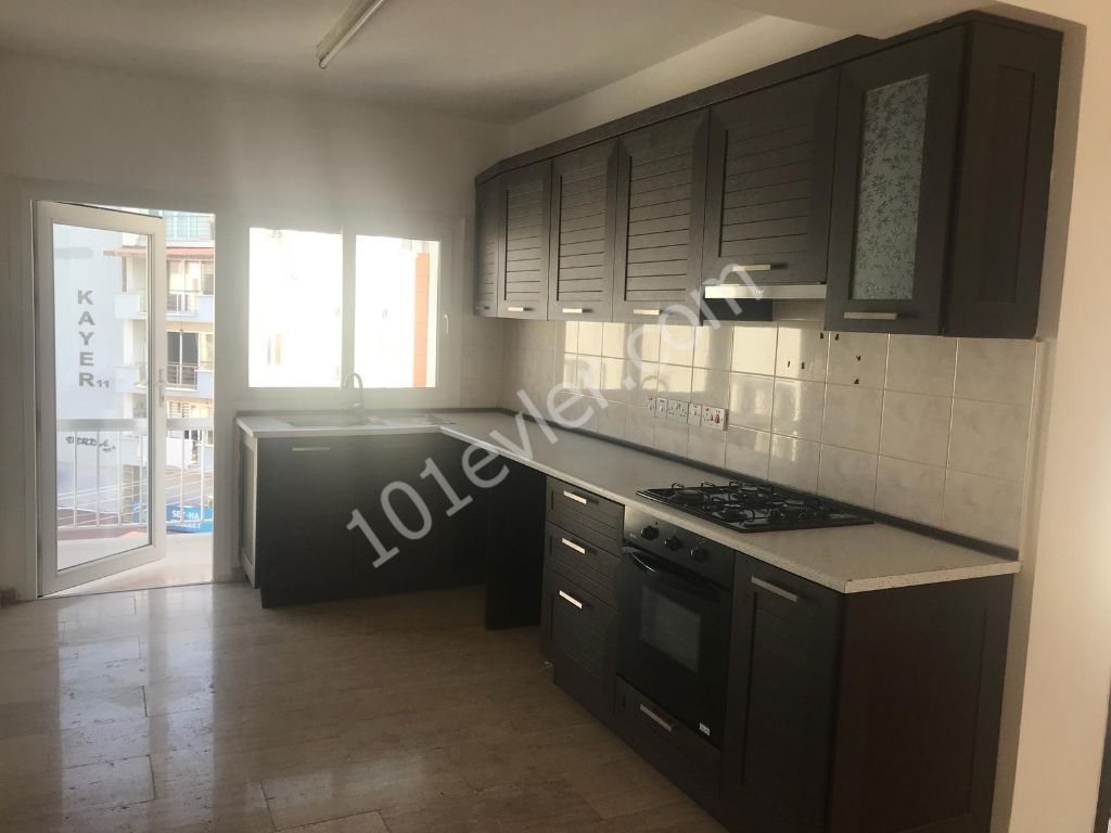 Penthouse zum Verkauf mit großer Terrasse mit 2 Schlafzimmern im Zentrum von Kyrenia ** 