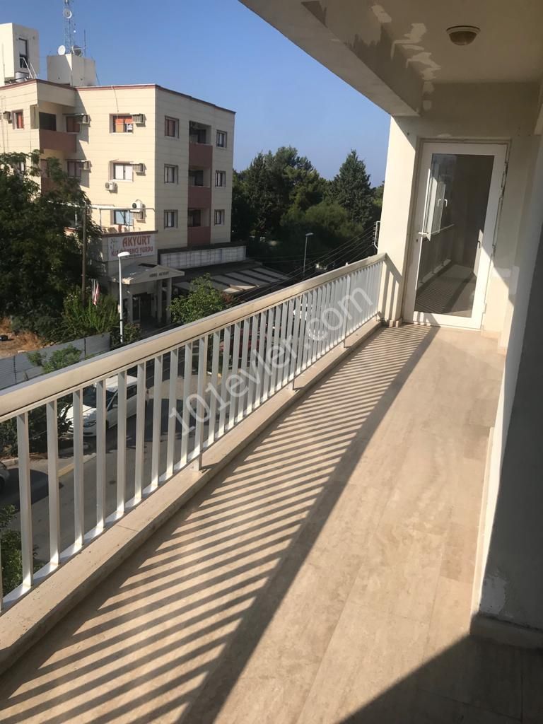 Girne merkezde 4 yatak odalı satılık Türk Koçanlı daire