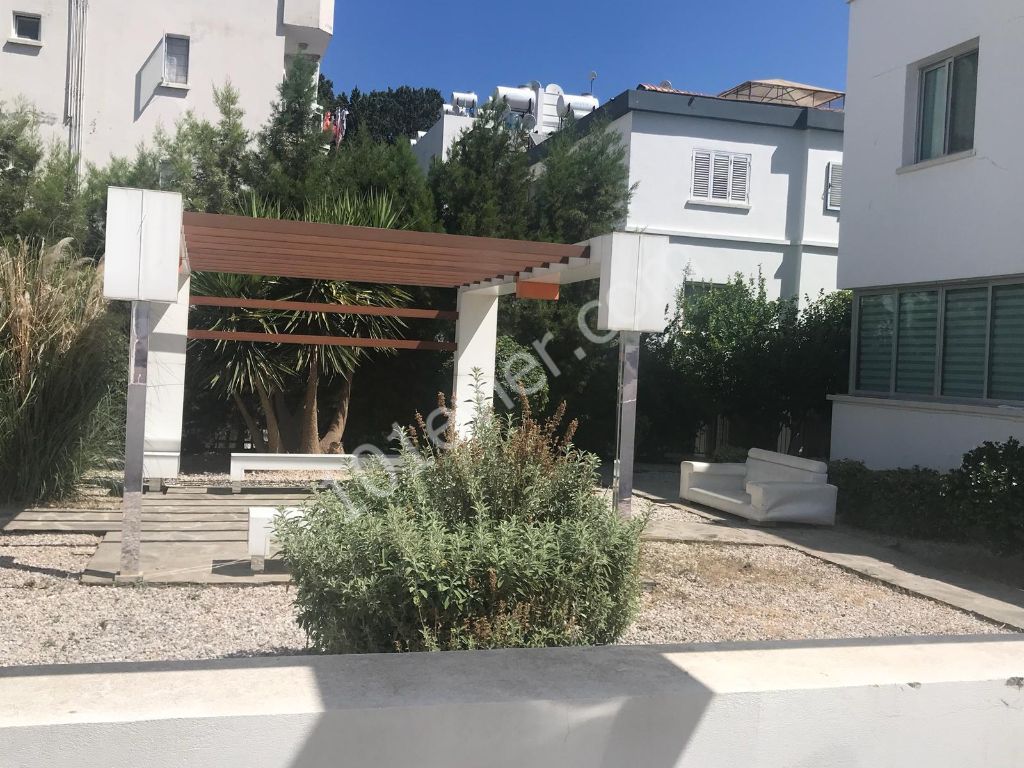 2+1 Wohnung zu verkaufen in Kyrenia ** 