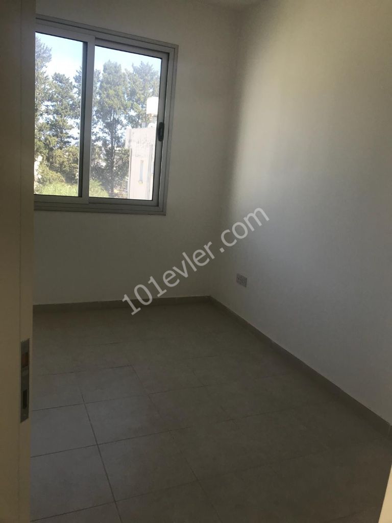 Girne Merkez"de modern yapılı bahçeli lüx 2+1 apartman dairesi 